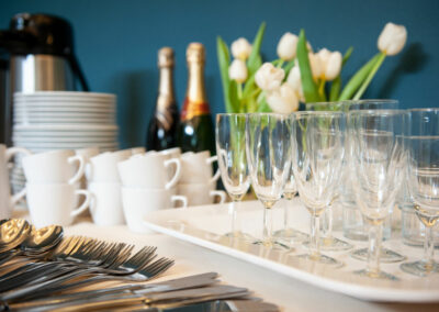 Sektgläser, Besteck, Tassen, Teller, Sekt, Blumen